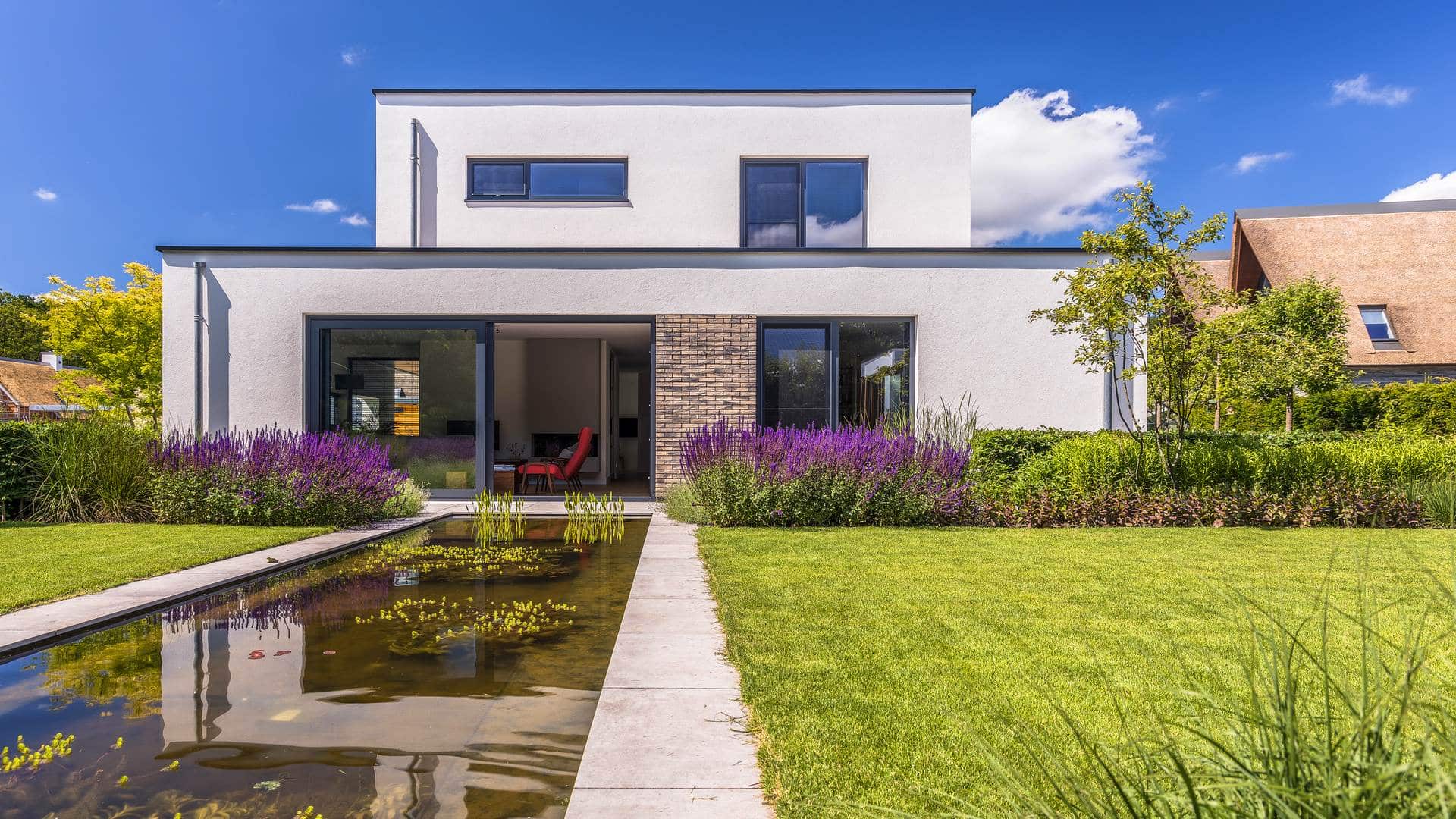 Moderne_tuin_met_vijver_met_bloeiende_borders_vaste_planten_en_siergrassen_Oudolf